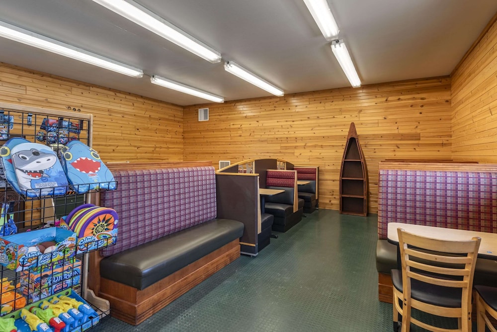 Three Bears Waterpark Resort Near Tomah, Ascend Collection Hotel