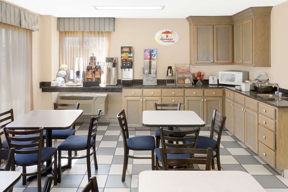 Hattiesburg Vacations - Super 8 by Wyndham Hattiesburg South - Property Image 13