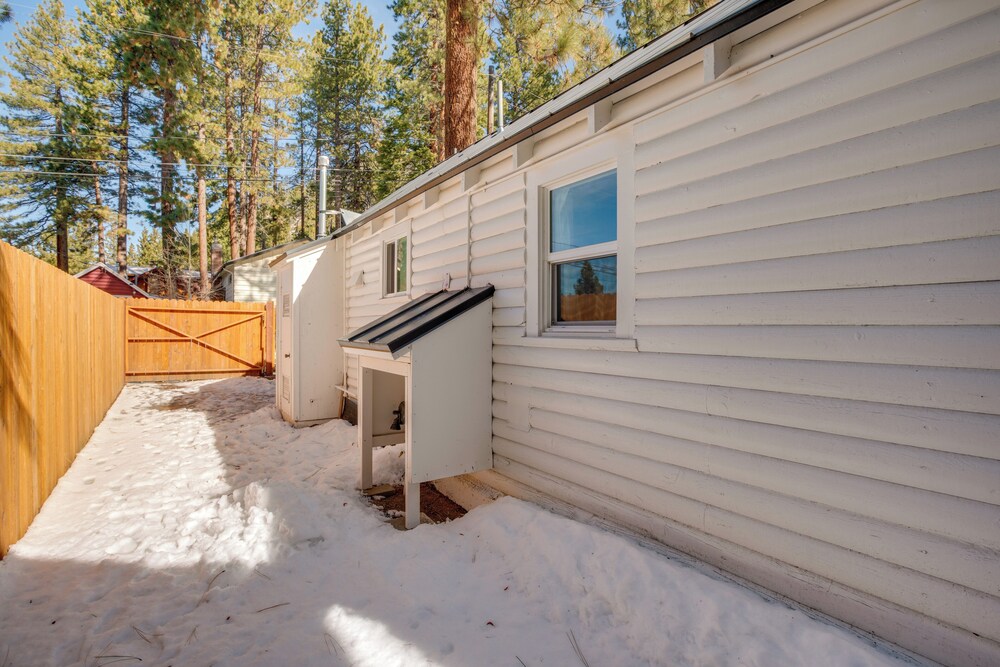 Walk to Beach: Dog-friendly Cabin in Glenbrook!