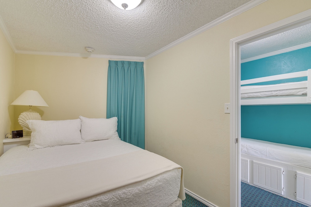 Steps to Beach: Galveston Condo w/ Balcony!