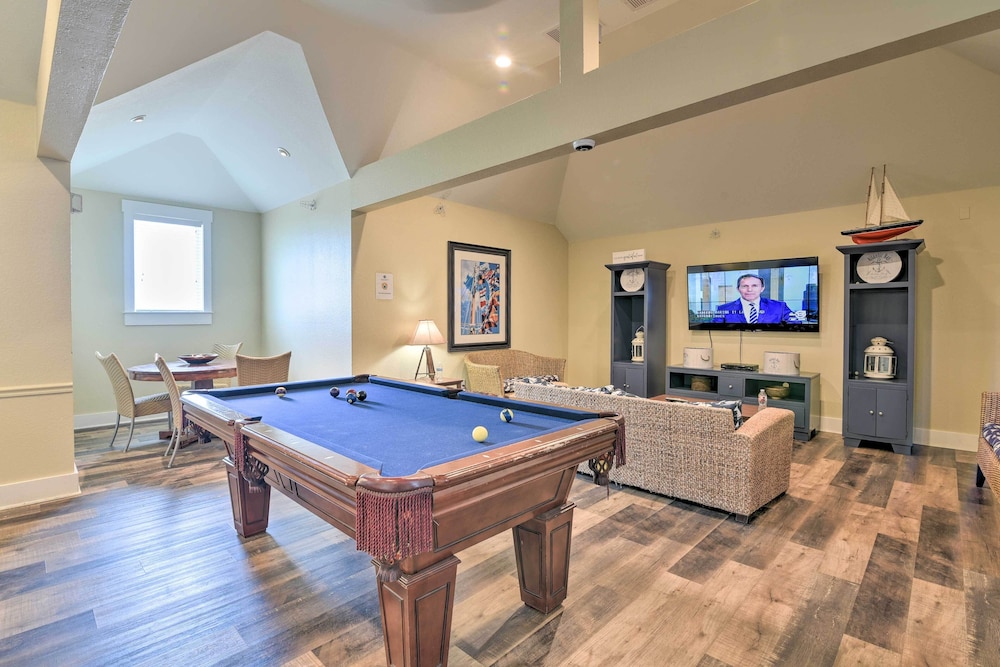 Walk to Beach: Condo w/ Bay View in Galveston