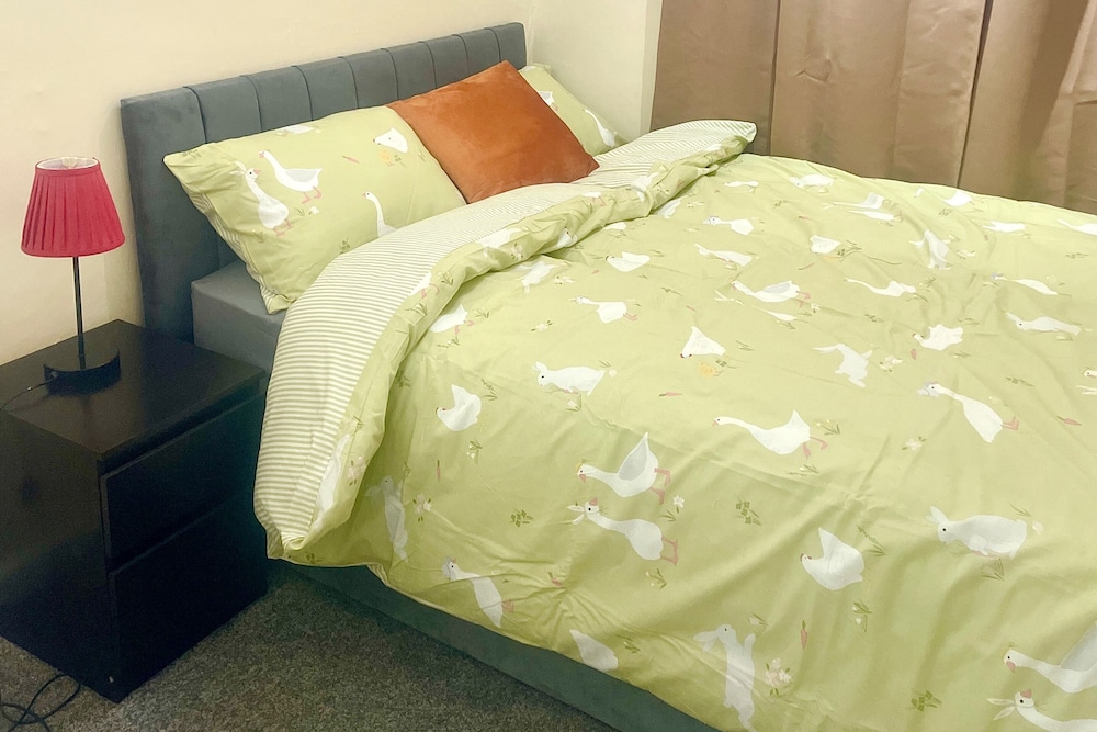House - Sleeps 9 - Garden - Pet Friendly - Parking