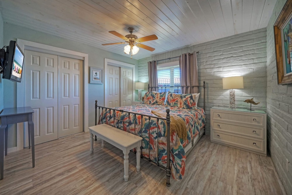 Pour Me a Vacation Mins to Beach Community Pool Tennis Court Private Balcony