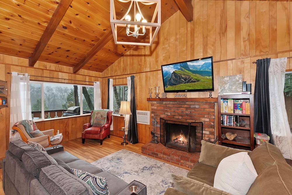 The Lazy Bear Cabin - For 6!