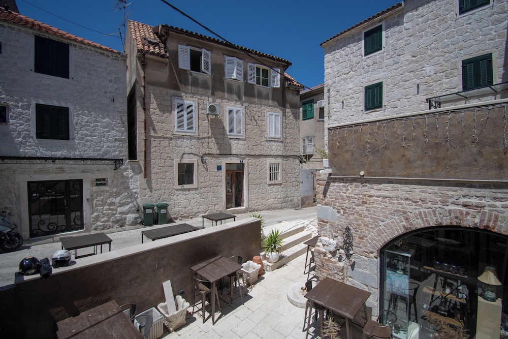 Kira, One Bedroom Apartment In Old Town