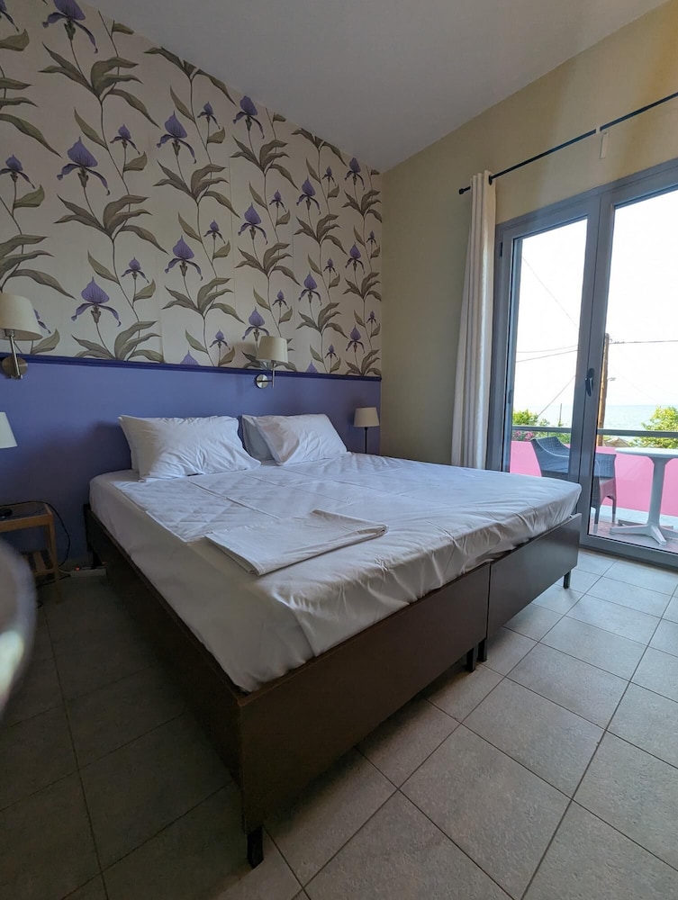 Okeania Seafront Rooms in Kamena Vourla