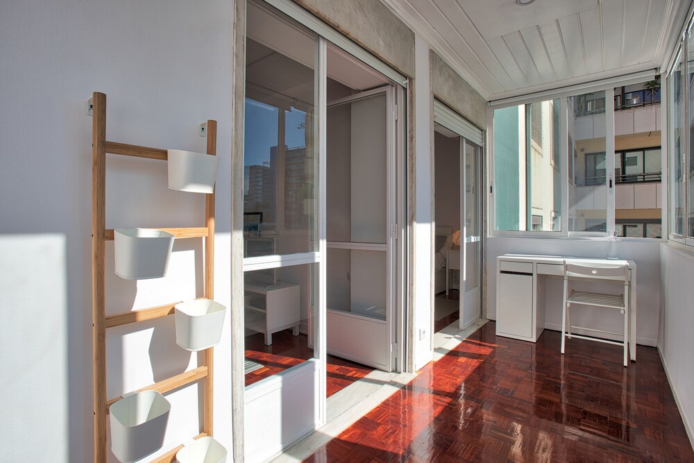 Portuguese Living Columbano Executive