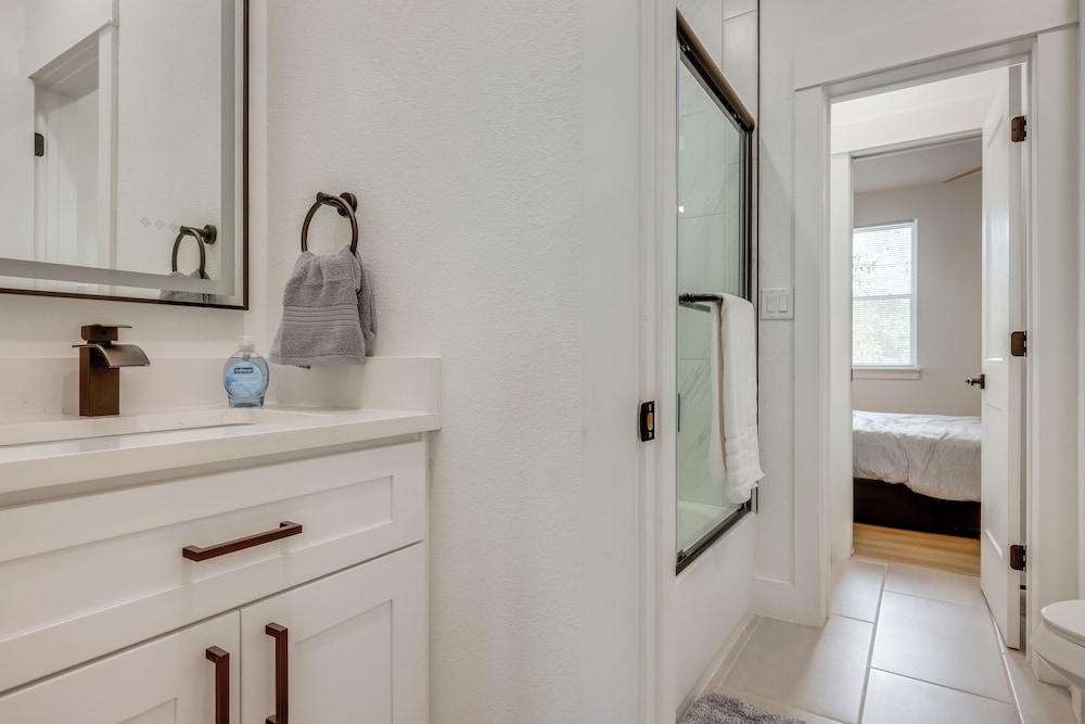1/2 Mi to Schlitterbahn Waterpark: Home w/ Patio!