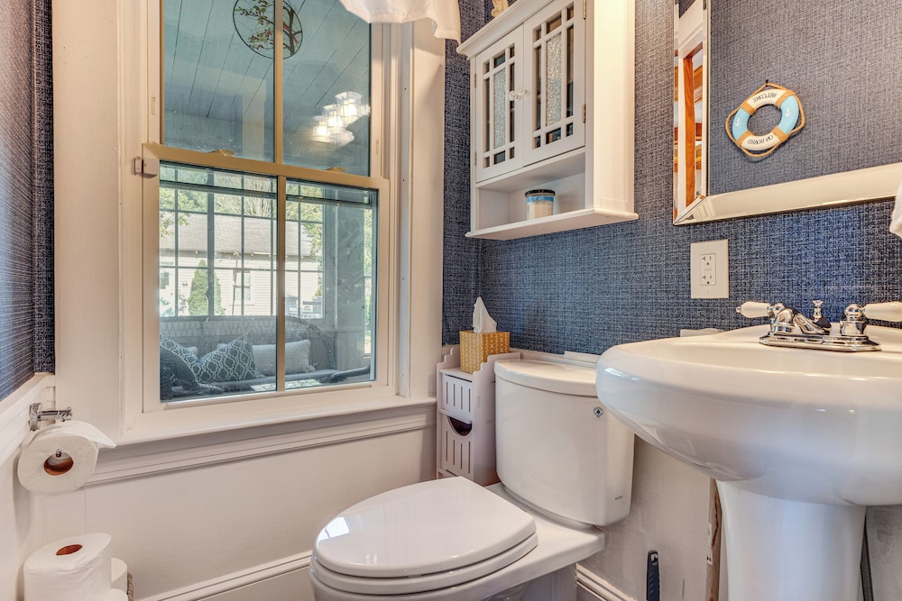 Hot Tub & Fireplace: Coastal Getaway in Maine