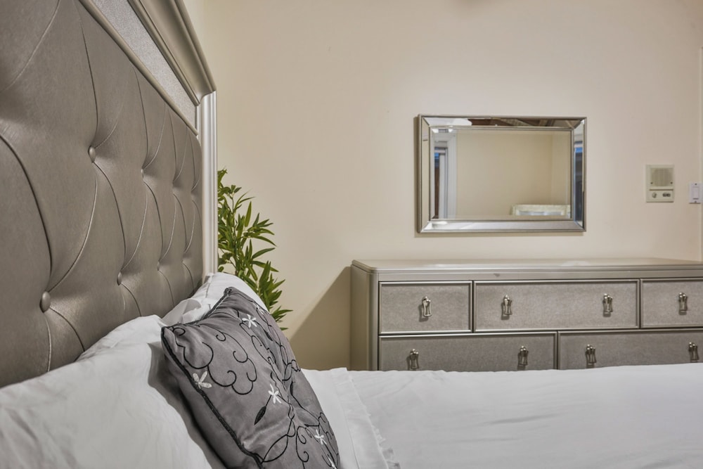 Mississauga Retreat Your Spacious 5-bedroom Home