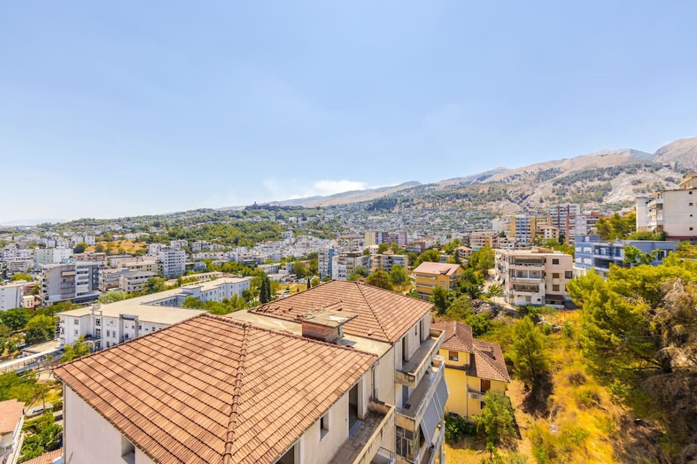 Hillside Apartment Gjirokast r 2
