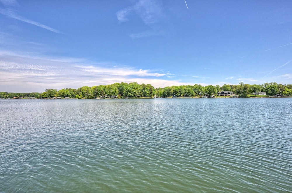 Lucky s Lake House by Avantstay Private Lake Bar