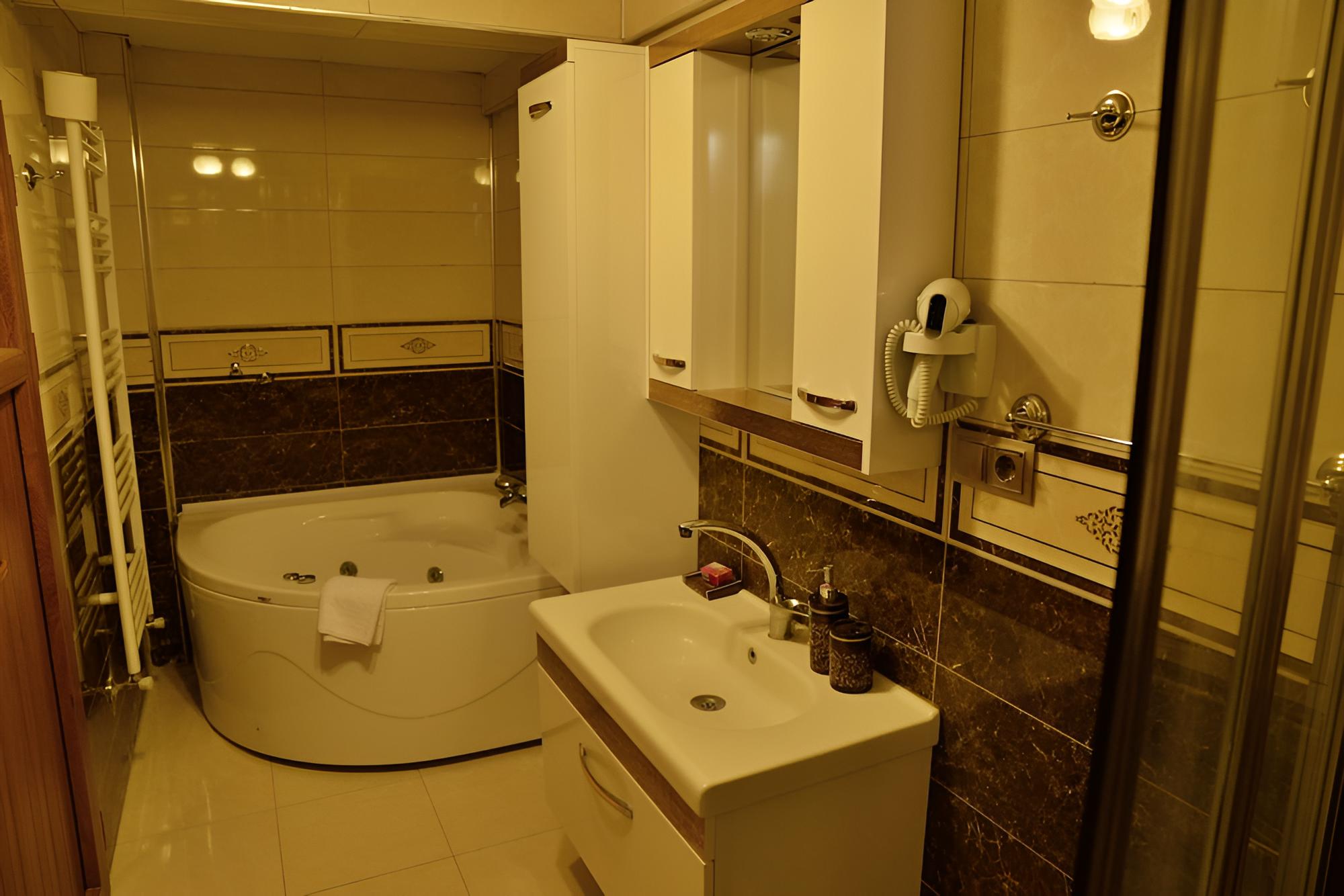 Dedeli Deluxe Hotel