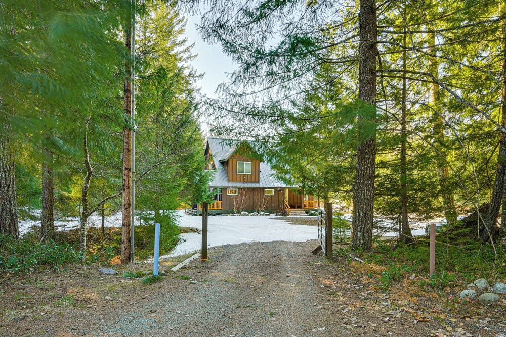 Deck, Hot Tub & Fire Pit: Mtn-view Packwood Cabin