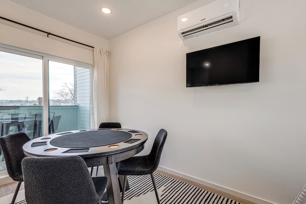 < 2 Mi to Dtwn: Modern Townhome in Knoxville