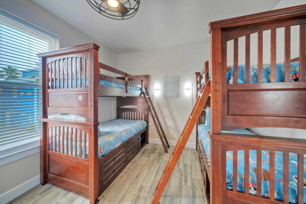 Beach Boardwalk, Pool Access & Ocean Views Coral Reef by Avantstay