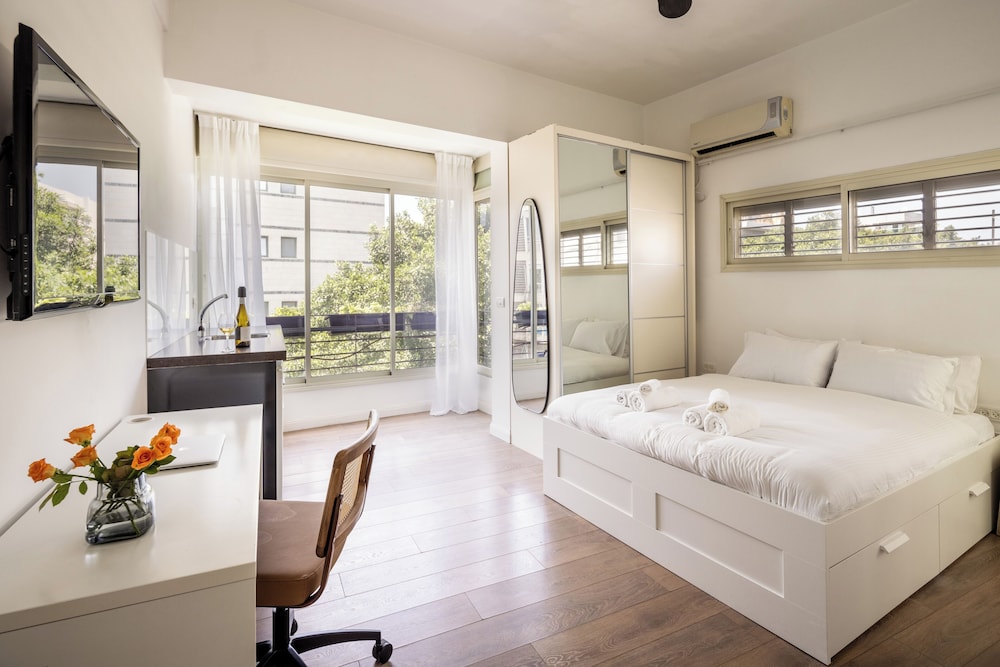 Heart of TLV Elegant Home by Sea N' Rent view 4