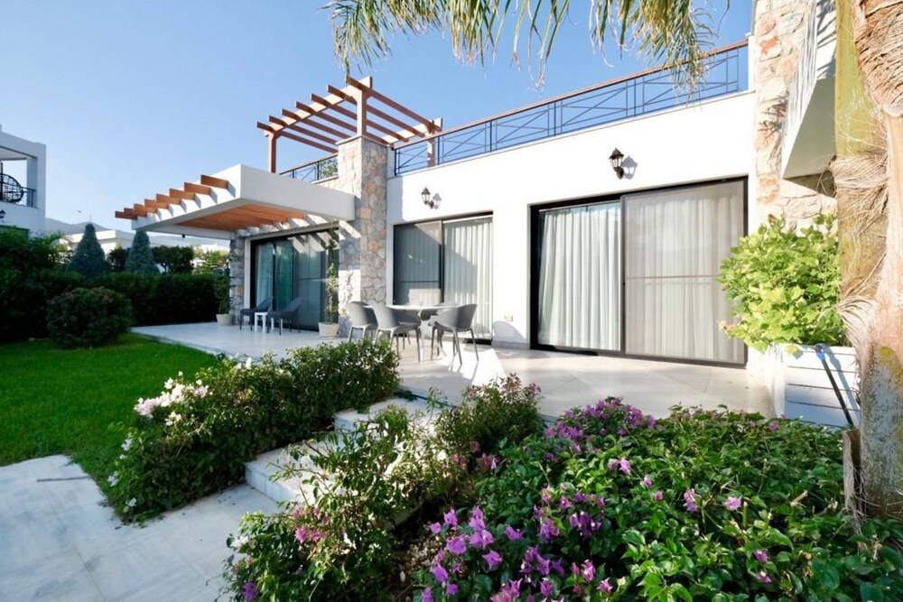 Gorgeous Seafront Villa in a Prime Resort