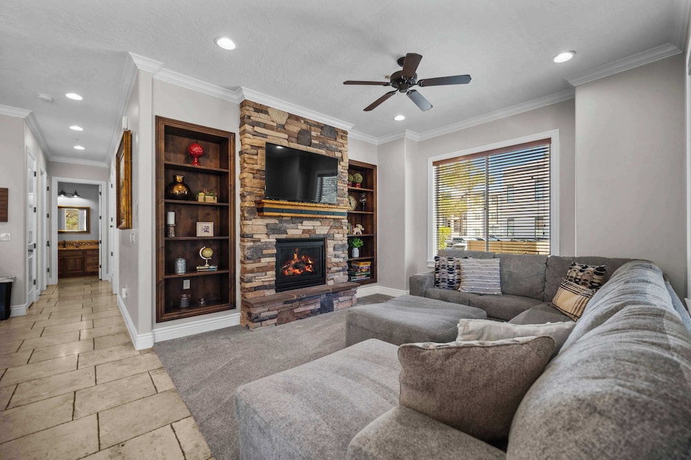 Pool Paradise for Families - Condo for 12 w/ Resort-style Amenities