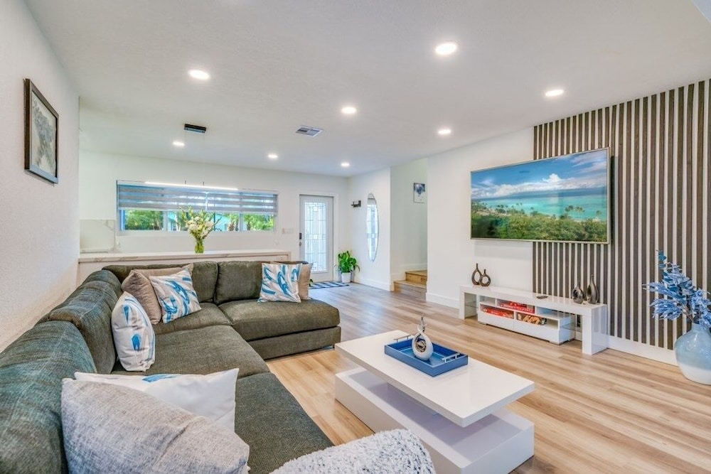 Friendly Fox Luxury Pool & Spa - Near Dt & Beach 4 Bedroom Home