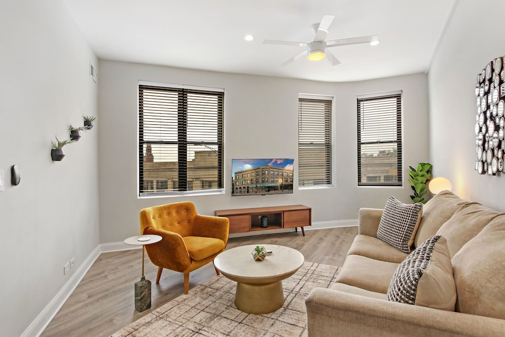 3BR Apt in Logan Square near Highlights - Image 2