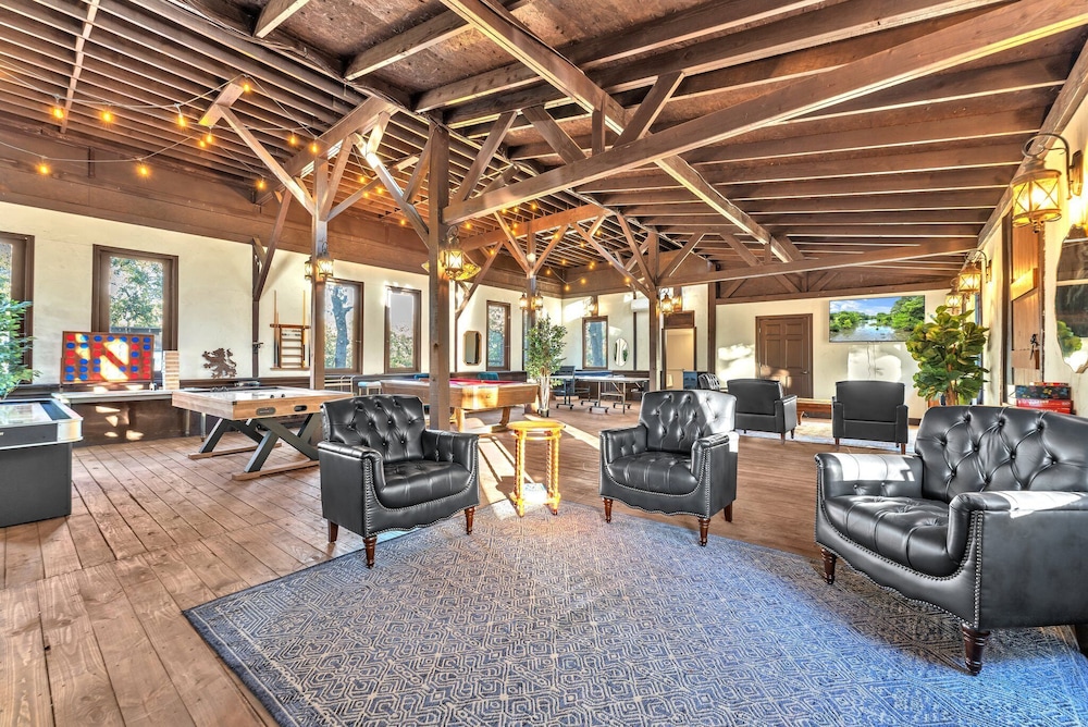 Bohemian Cabin: Hot-tub, Serene Retreat, Pet-friendly, 10-mins to Downtown!