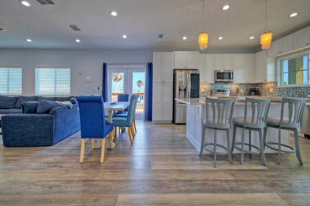 Sleeps 22! 2 Homes Priv Pool, Putting Green, Bar, Deck, Prime Port A Location
