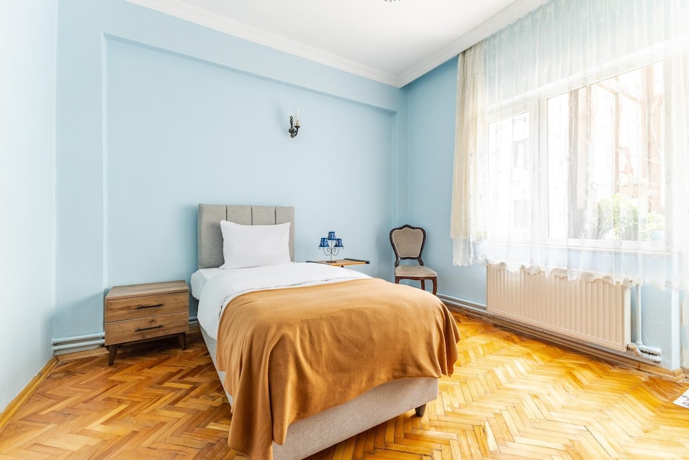 Retro Spacious Furnished Flat Near Kadikoy Marmaray
