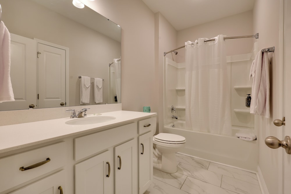 3 Mi to Golf & Waterway: Ocean Isle Beach Retreat!