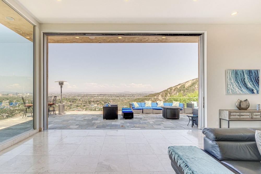 Pool & Coastline Views: Luxe La Jolla Home