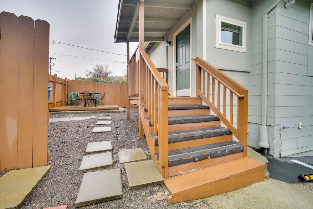 2 Mi to Lumen Field! 2nd-floor Apartment w/ Deck