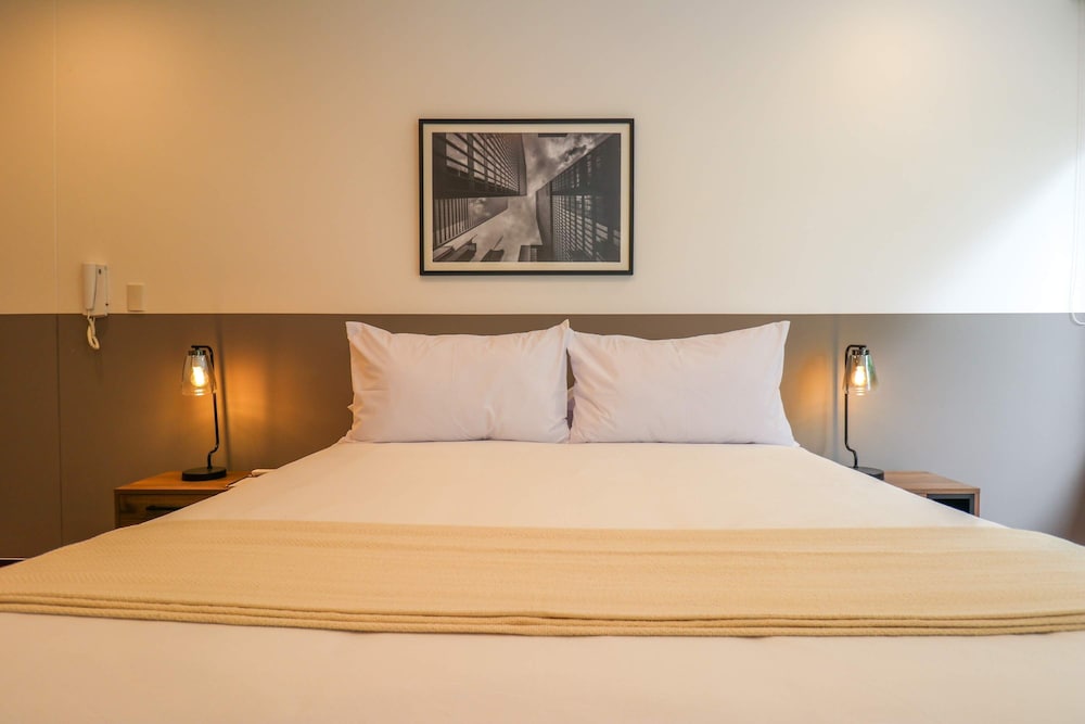 w Graceful 1BR With Balcony in Miraflores