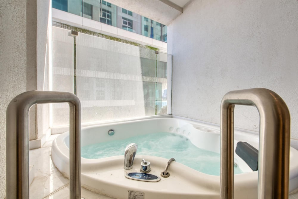 Vibrant Getaway in a Classy Five Palm Jumeirah Apt