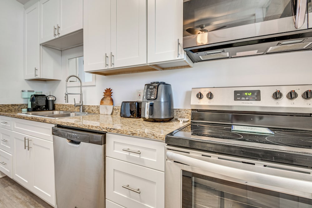 12 Mi to Beach: Home w/ Outdoor Dining in Cocoa!