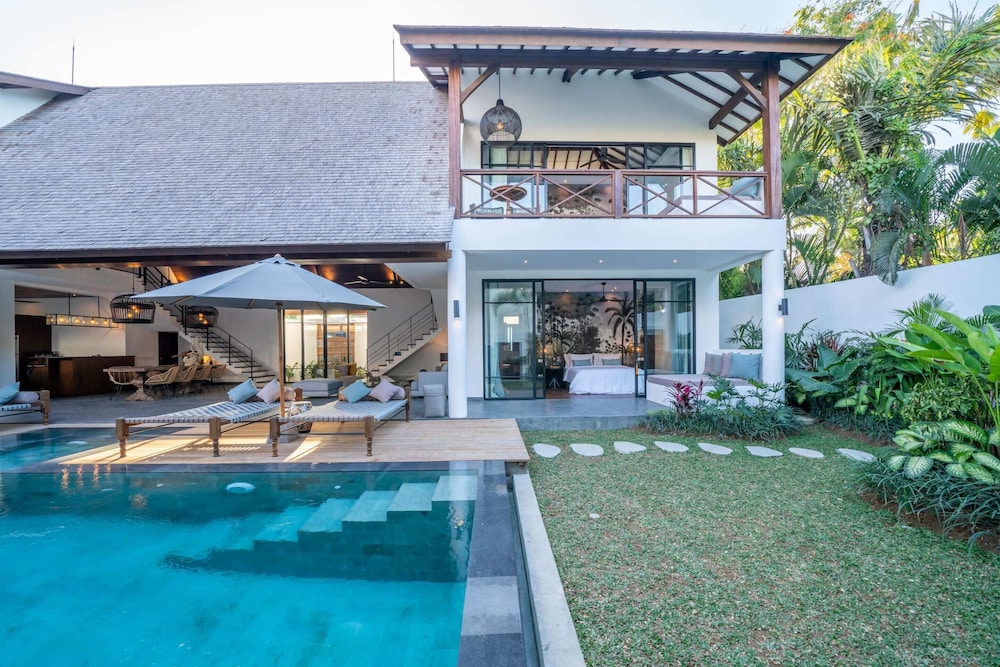 Exclusive Villas Complex, 8 BR, Canggu With Staff - Image 1