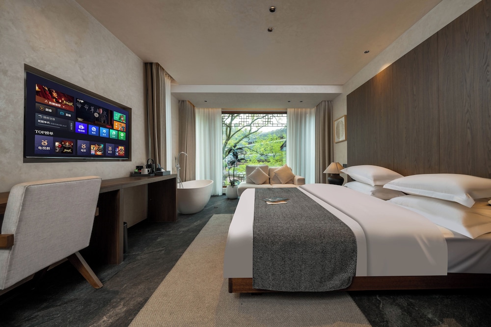 Fenghuang Yiquan River View B&B