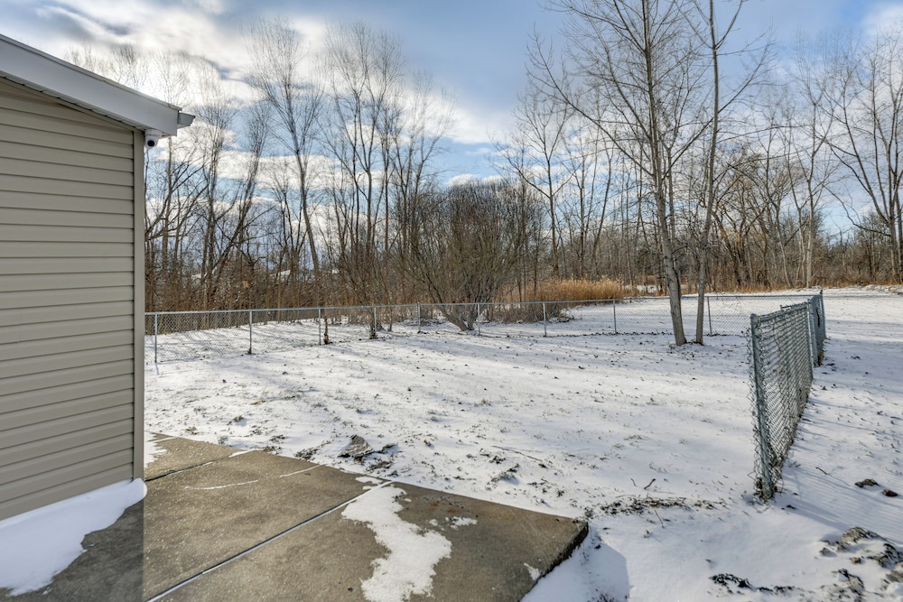 2 Mi to Airport: High-end Cheektowaga Home!