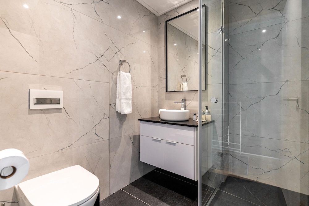 Urban Palette - Modern Artistic Green Point Apt