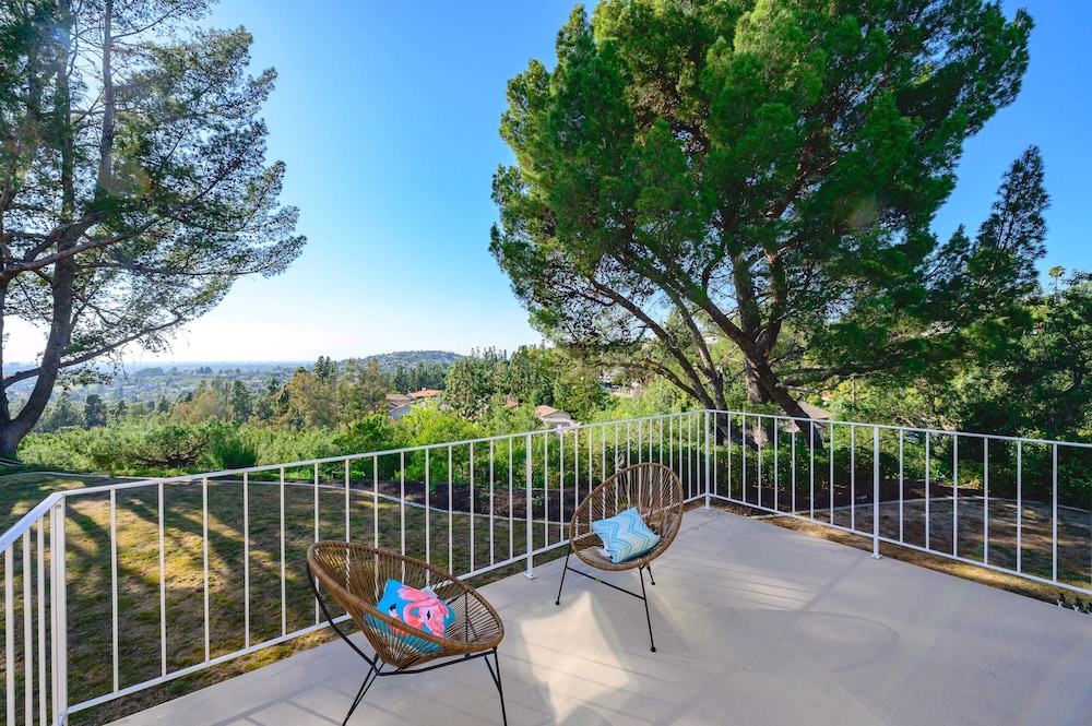 Spacious Retreat With Scenic Mountain Views