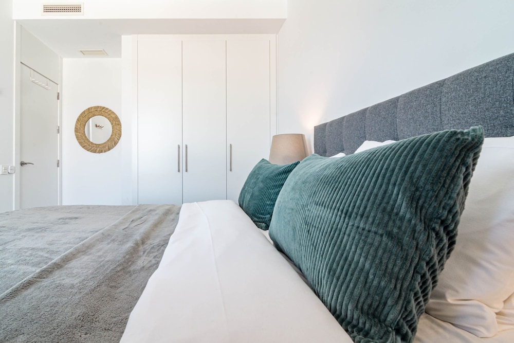 OV2 1B - Bright and Modern 3 Bedroom Apartment