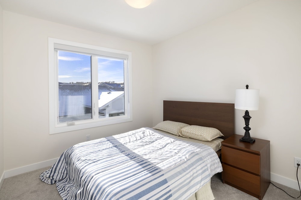 Modern Beautiful Calgary Home - Image 2
