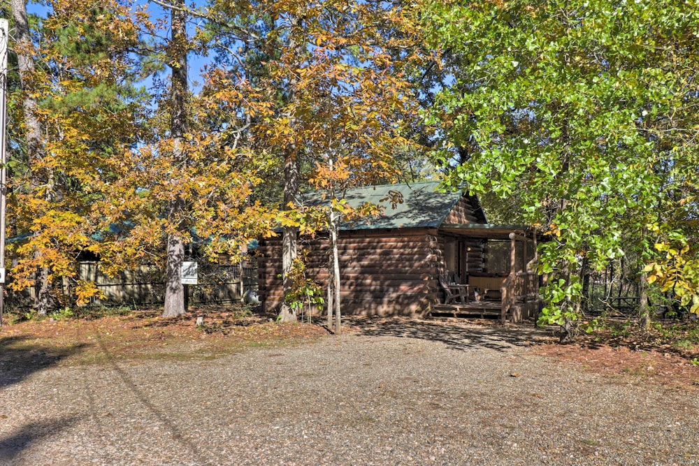 Broken Bow Cabin w/ Hot Tub & BBQ - 4 Mi to Lake! view 4