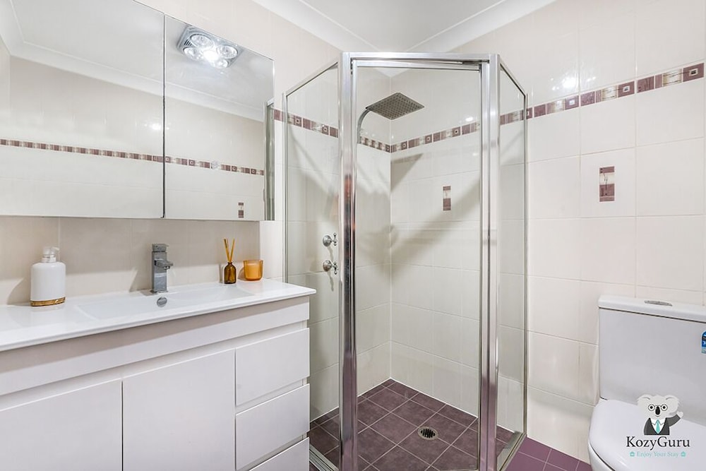 Kozyguru | West Hoxton | Spacious 7-Person Home With Backyard