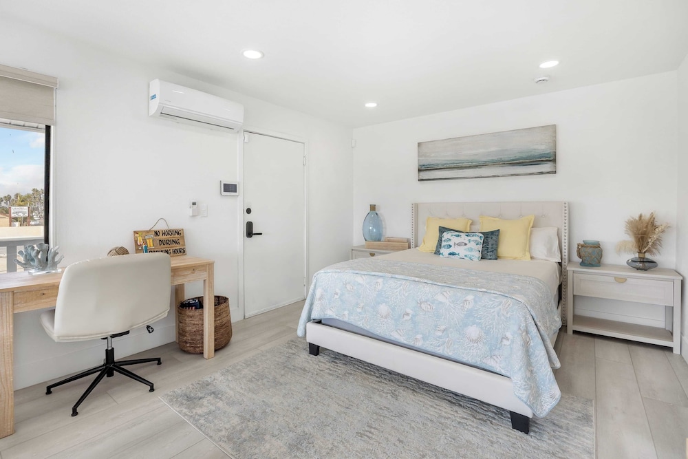 Walk to the Sand! Ocean Views, Balcony & Parking Sunset Surf