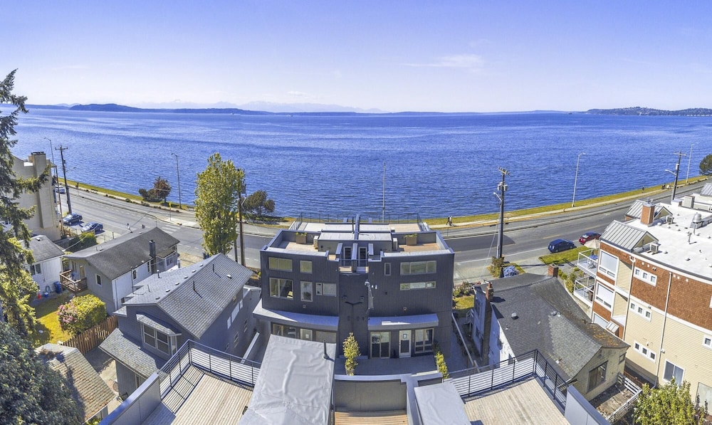 Alki Beach Escape Romantic Waterfront Getaway for 2 Extended Stay