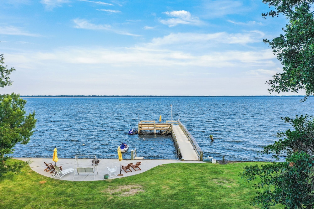2BR Lakefront Getaway w/ Dock & Boat Launch