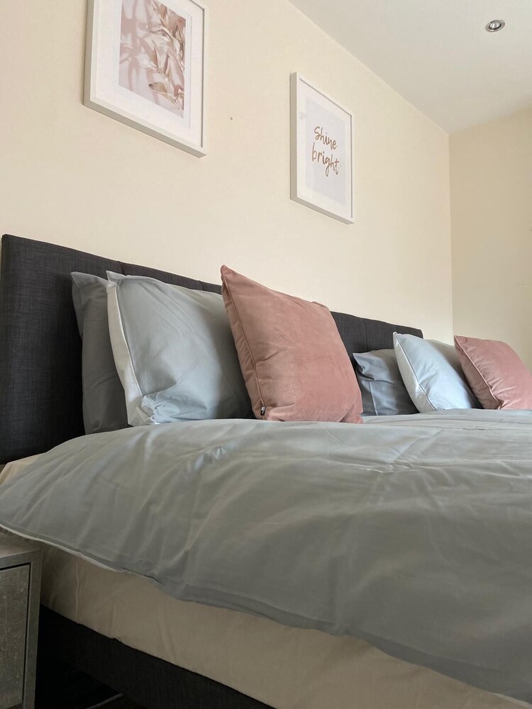 Central Location - 2 Bedroom Apartment view 3