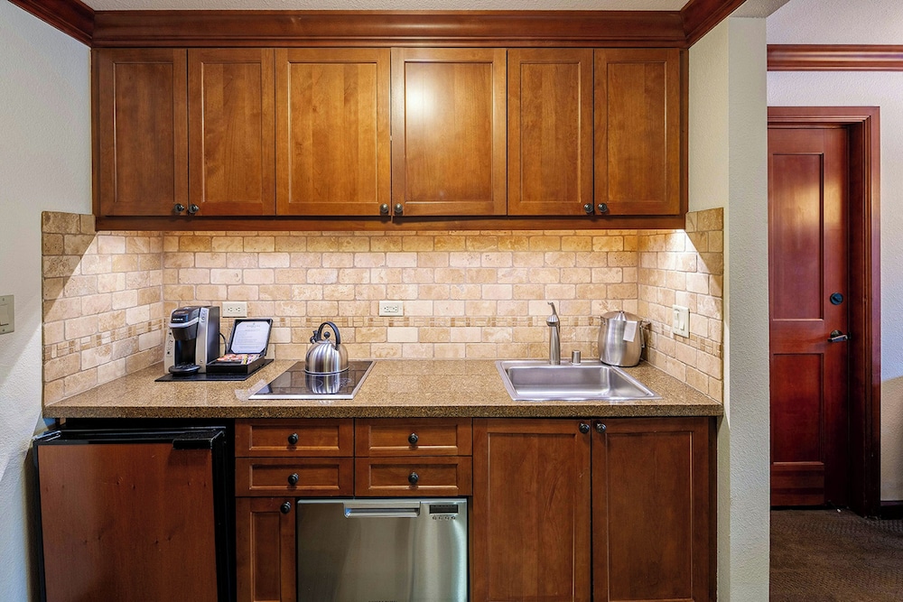 2BR Condo w/ Pool Access, Hot Tub, & ski In/out