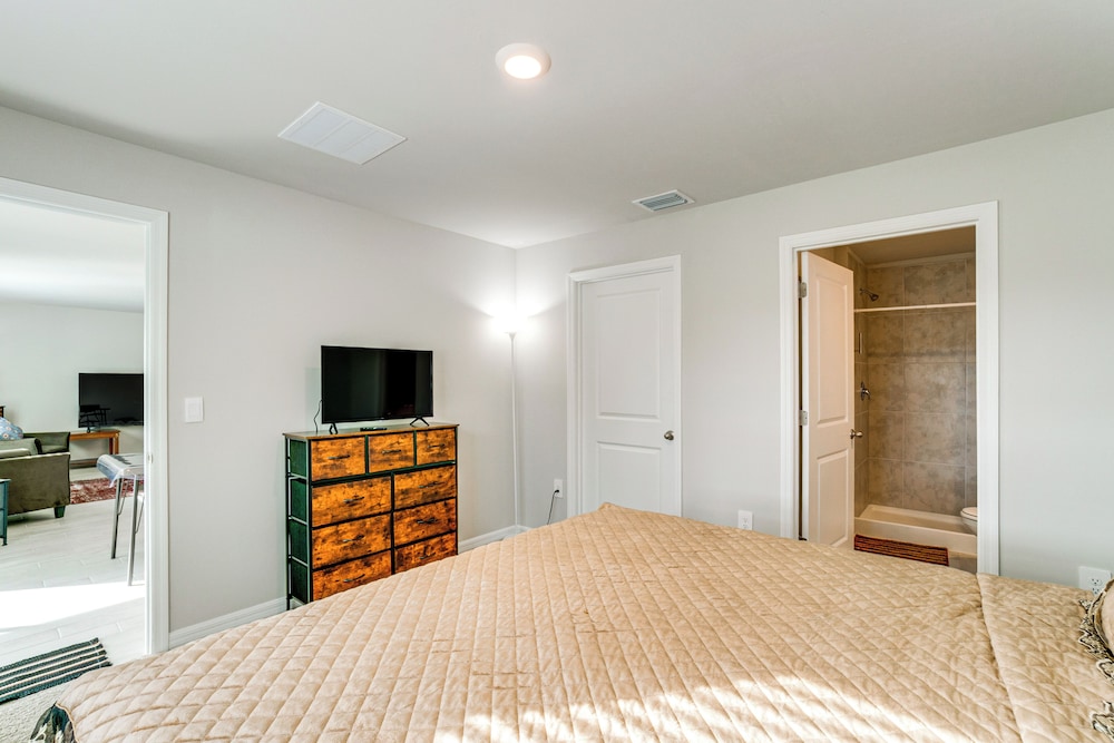 3 Mi to Port Charlotte Beach Park: Home w/ Patio!