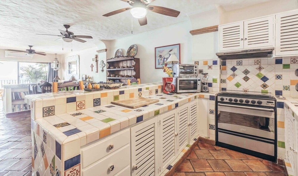 Ocean View 2Br Condo-balcony-beach-pool - 908